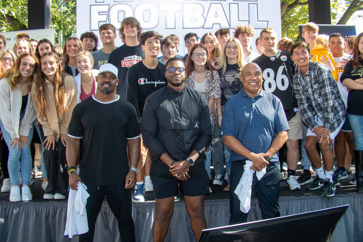 BrianDawkins's tweet photo. This week I was blessed to team up with @Visa to coach #Pennsylvania high school students in a game of Financial Football to help teach them real-life money management skills like budgeting, saving &amp; the wise use of credit – who says financial education can’t be fun? #VisaPartner https://t.co/4qLLOO6oar
