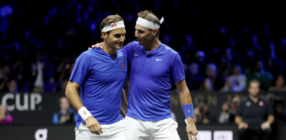 mundodeportivo's tweet photo. 😢 Federer se despide junto a Nadal entre lágrimas 

✍️ @angelrigueira 

https://t.co/NFJrt13bYA https://t.co/SGo3bQene8