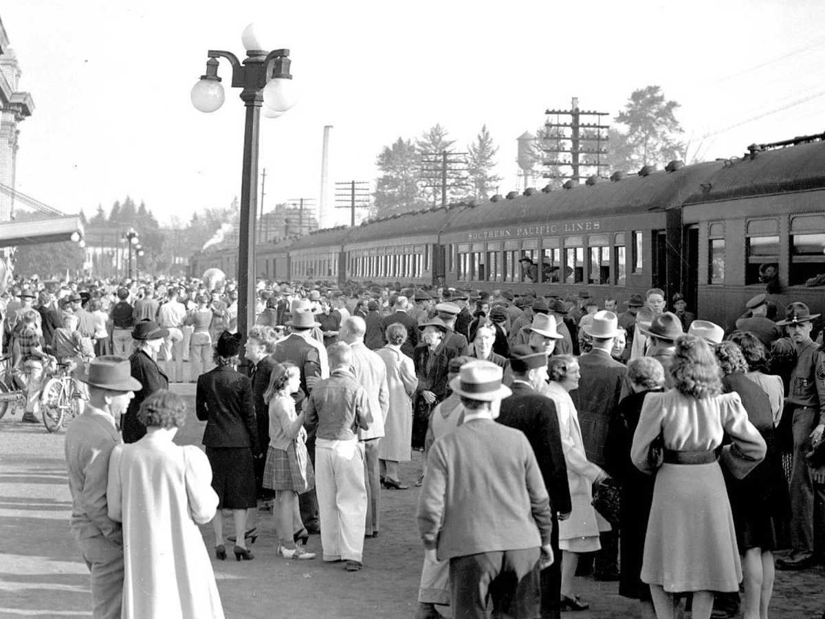 SalemHLC's tweet photo. Salem Snapshot: A crowd of people is gathered Sept. 23, 1940, to see National Guardsmen leaving Salem for camp. The men are leaving from the train station on 12th Street SE on a Southern Pacific train. https://t.co/95CxmTDVOx