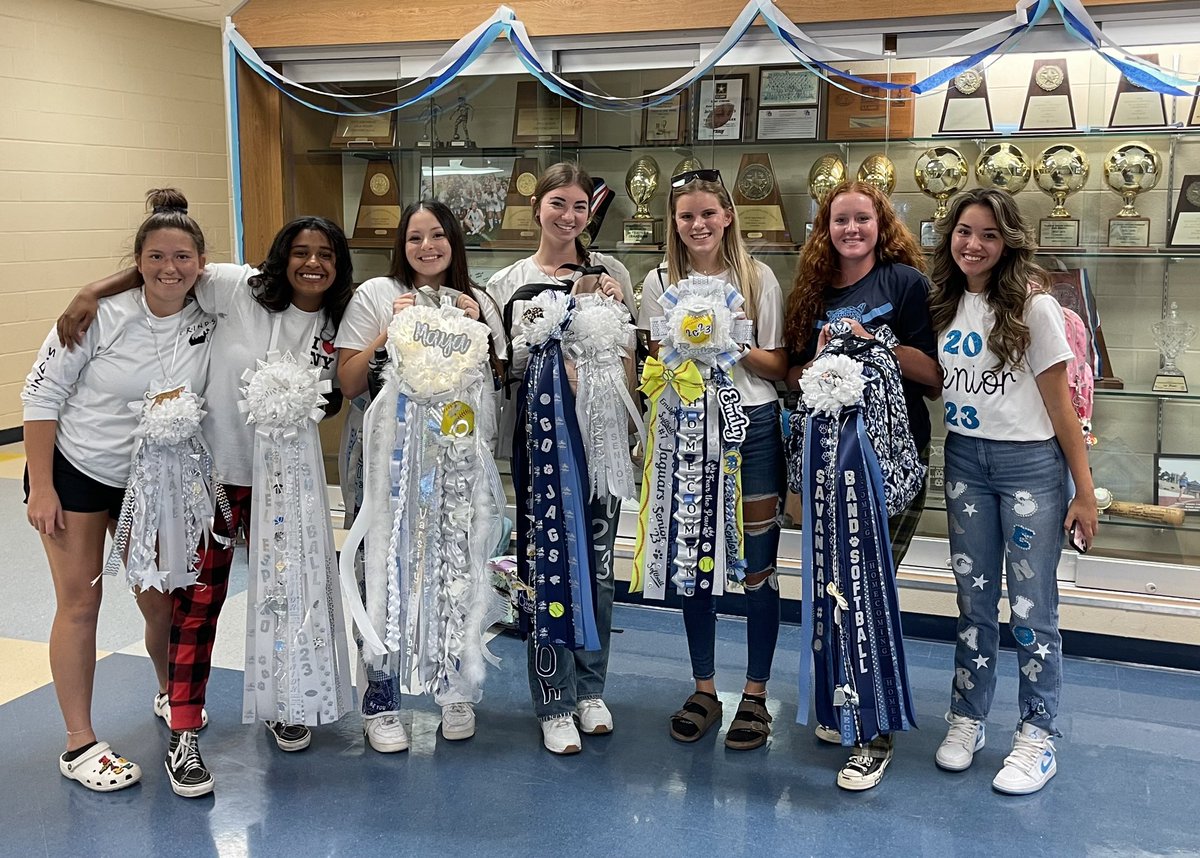 softballjaguars's tweet photo. Homecoming mums and senior jeans on point! 🤍🐆🤍 Good luck @CTJFootball 🏈 https://t.co/WwgxfkTS1U