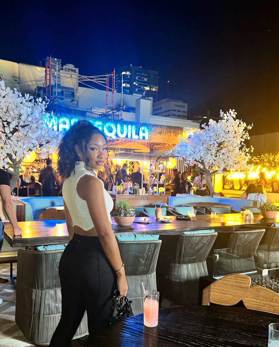 flomighty's tweet image. Queen of the night 🤍