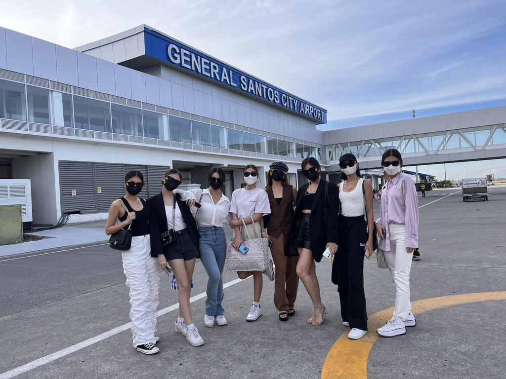 BINI_ph's tweet photo. #BINI : Touchdown, GenSan! Thank you BLβΎM for the feel good salubong! ππ»βΊοΈ
Kita-kits later sa Auditions for Dream Maker: The Search for the Next Global Pop Group is coming!
β° Gates open at 10AM
πVeranza Mall, General Santos City
#StarHuntisBack #DreamMaker https://t.co/Aw85EvHeSX