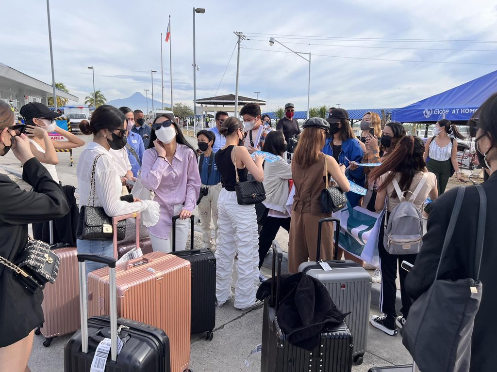 BINI_ph's tweet photo. #BINI : Touchdown, GenSan! Thank you BLβΎM for the feel good salubong! ππ»βΊοΈ
Kita-kits later sa Auditions for Dream Maker: The Search for the Next Global Pop Group is coming!
β° Gates open at 10AM
πVeranza Mall, General Santos City
#StarHuntisBack #DreamMaker https://t.co/Aw85EvHeSX