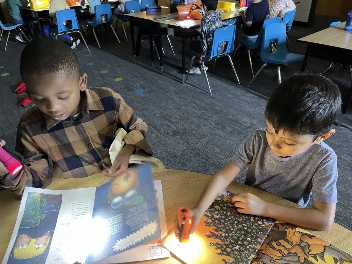 Taking sneak peeks in our books is always so much fun using a flashlight. We love fun Fridays in first grade!💜 ⁦<a href="/ThinkMBE/">ThinkMBE</a>⁩ ⁦<a href="/rochcommschools/">Rochester Community Schools</a>⁩