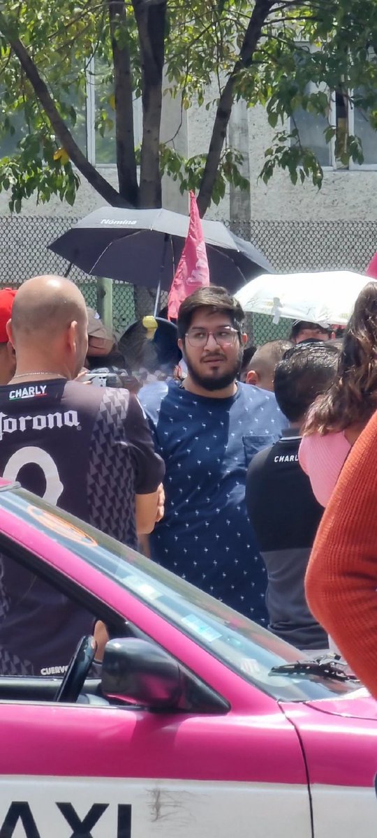 lavithaAlmaraz's tweet photo. Sin embargo el problema real es que traían armas de fuego y se les hizo fácil jugar una pesada broma que pudo haber terminado mal en pleno bloqueo. Anexo las fotos de los c@bron3s @SSC_CDMX @C5_CDMX @OVIALCDMX @Claudiashein @OHarfuch https://t.co/pfUvuN8xlS