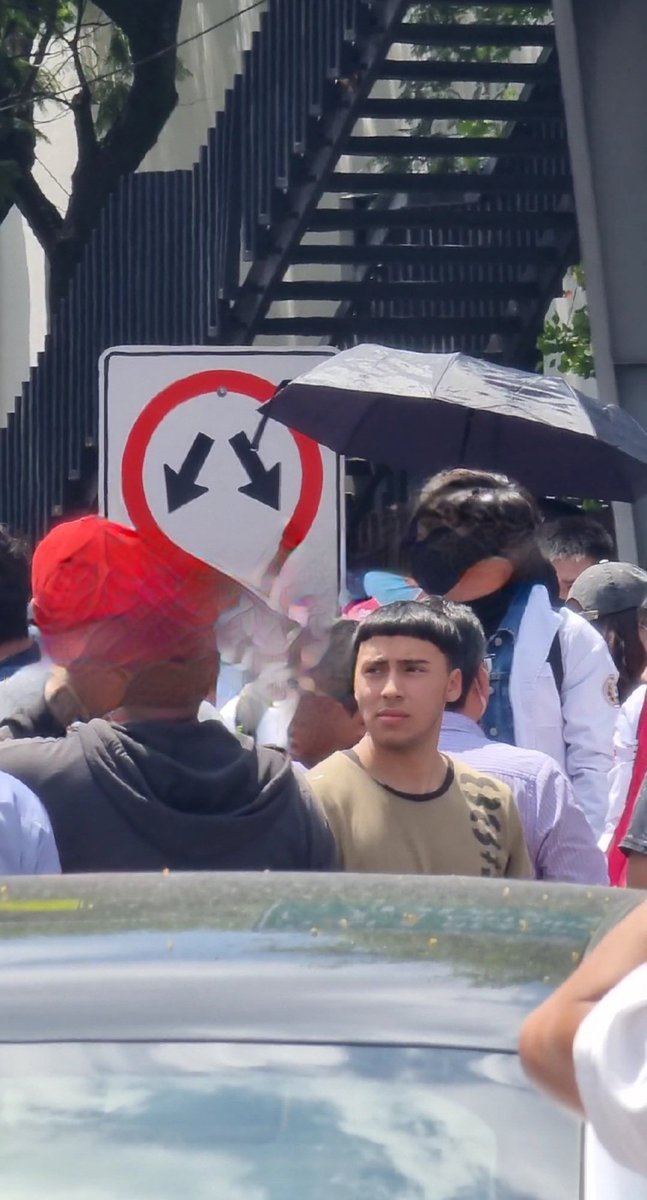 lavithaAlmaraz's tweet photo. Sin embargo el problema real es que traían armas de fuego y se les hizo fácil jugar una pesada broma que pudo haber terminado mal en pleno bloqueo. Anexo las fotos de los c@bron3s @SSC_CDMX @C5_CDMX @OVIALCDMX @Claudiashein @OHarfuch https://t.co/pfUvuN8xlS