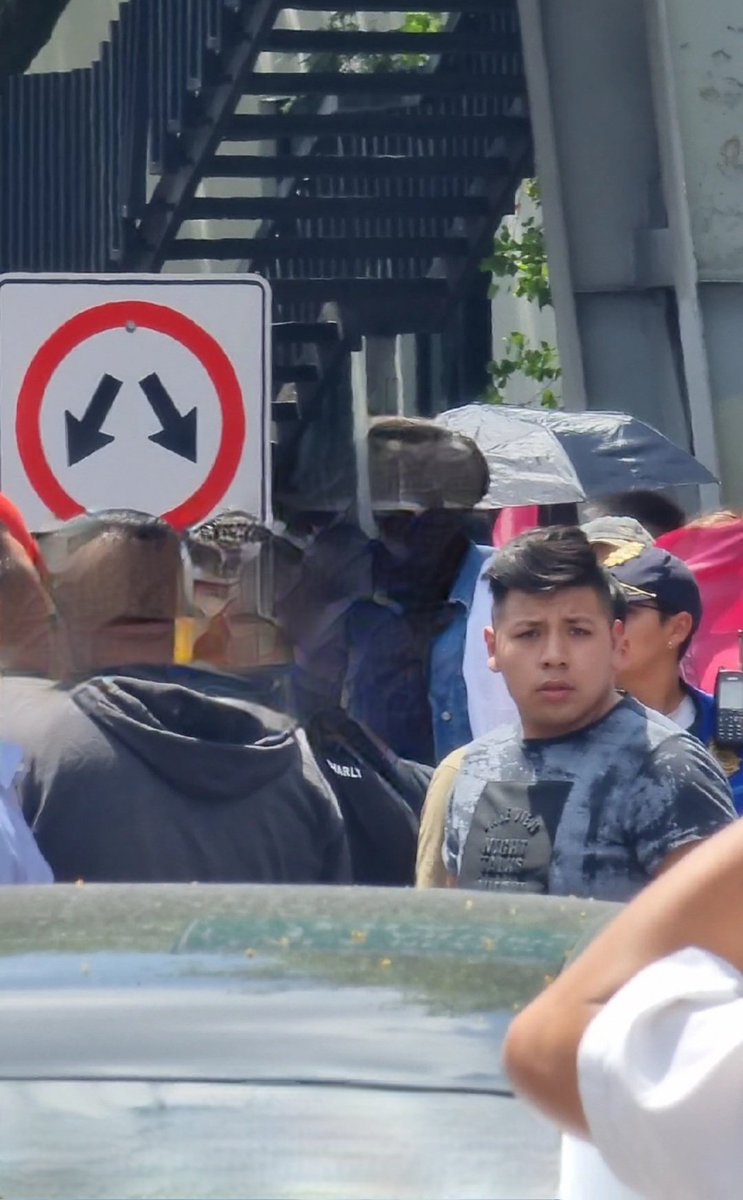 lavithaAlmaraz's tweet photo. Sin embargo el problema real es que traían armas de fuego y se les hizo fácil jugar una pesada broma que pudo haber terminado mal en pleno bloqueo. Anexo las fotos de los c@bron3s @SSC_CDMX @C5_CDMX @OVIALCDMX @Claudiashein @OHarfuch https://t.co/pfUvuN8xlS