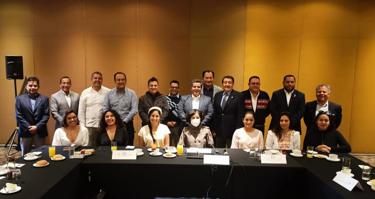 erwin_salas's tweet photo. Agradezco el apoyo de los Organismos Empresariales de Oaxaca  y sus Presidentes por la oportunidad de presentar la plataforma de comunicación de @VozDLasEmpresas @ConsejoCC #EmpresasTrabajandoXTi GRACIAS!!! https://t.co/8olb1gLS4k