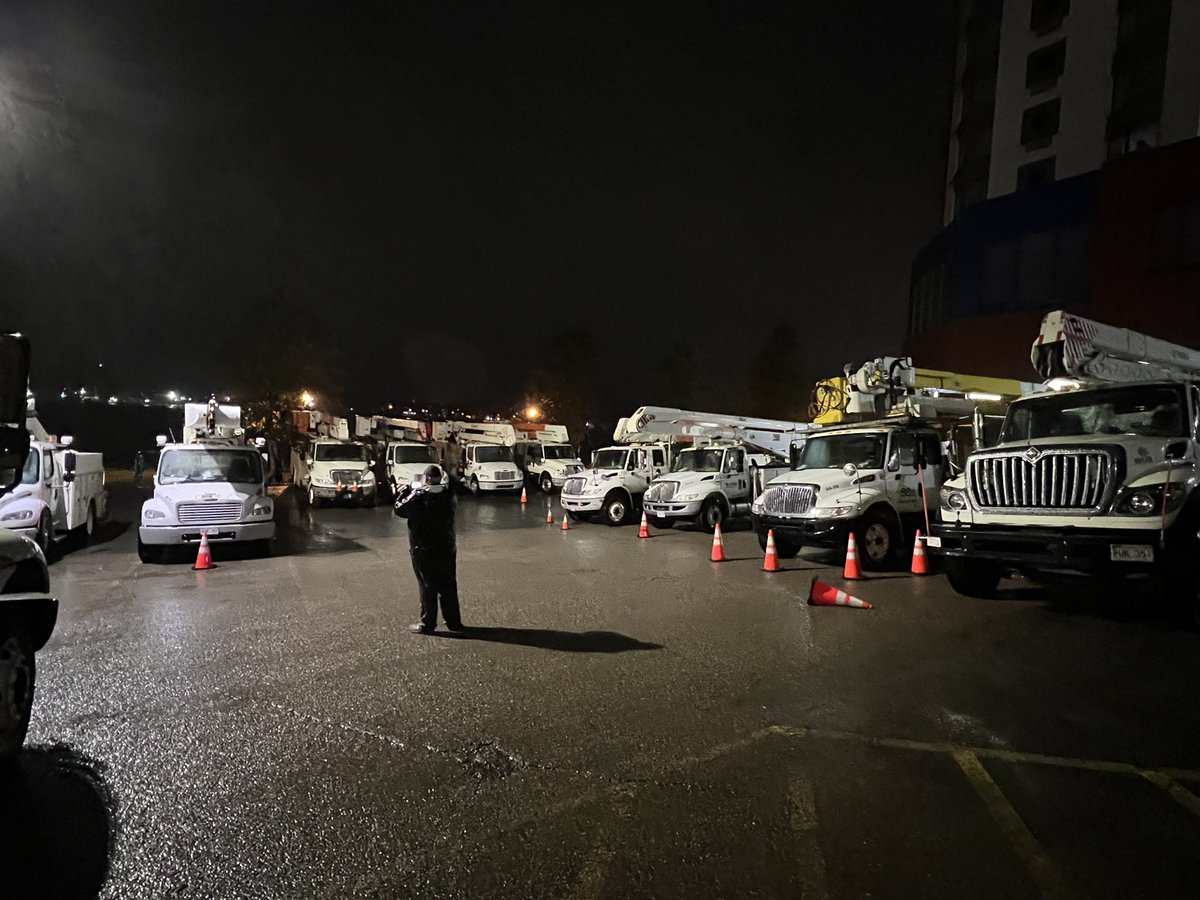 AnthonyFarnell's tweet image. They’re here in Cape Breton to put the power back on after the storm. Our hotel in Sydney is overflowing with electrical line crews. #Fiona