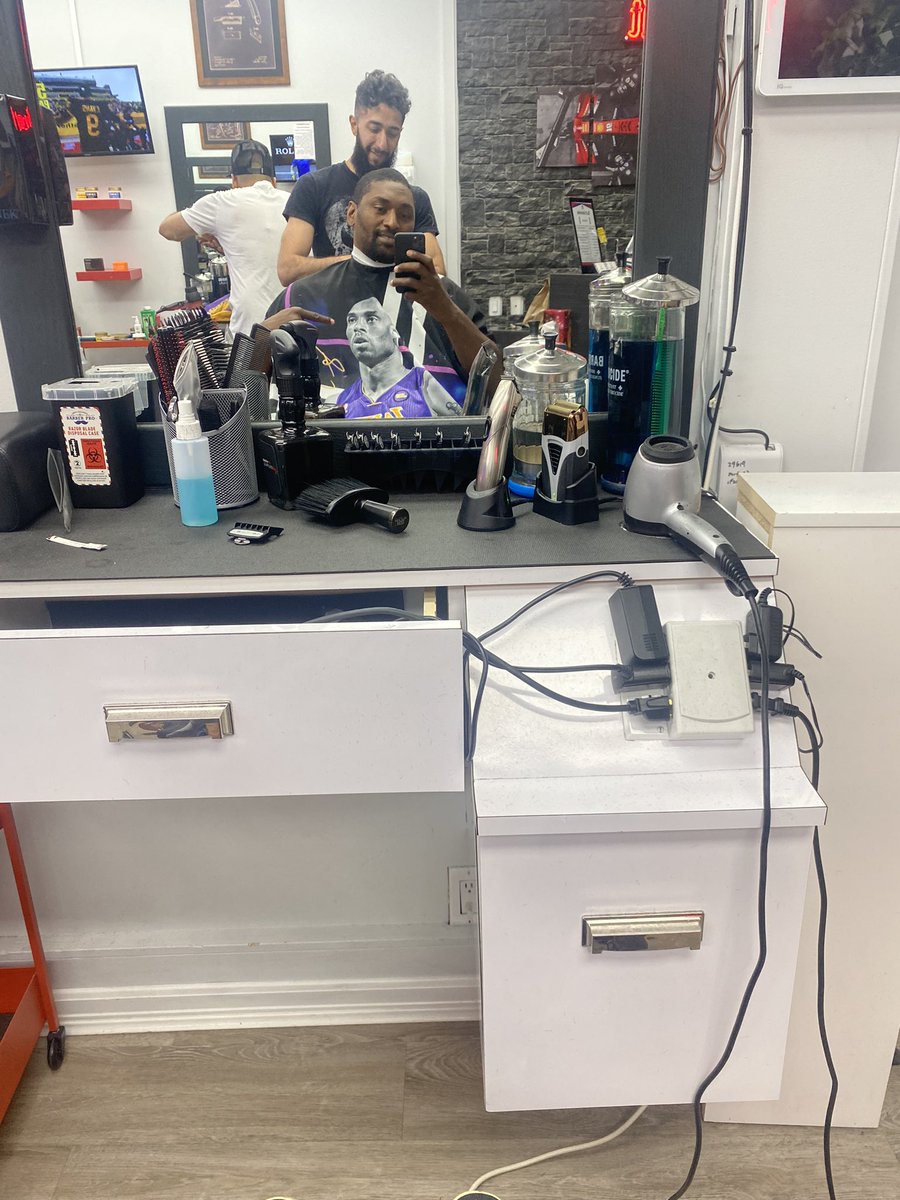xvsxsports's tweet photo. @MettaWorld37 Getting a haircut in a Kobe Blanket!!!! https://t.co/aD3xOOaVrj