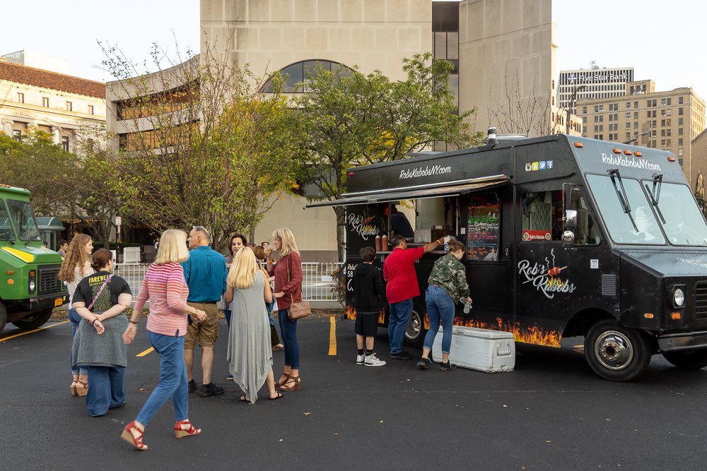 🍴 Food Trucks tonight @ Dr. MLK Jr. Park:
Rob’s Kabob’s
Effortlessly Healthy
Kettle Corn 
Feed Me Seymour
Mr. Squeeze Lemonade
[North Coast Catering 
KTT Catering
@ Spiegelgarden:
Crews Grill
#rocfringe22