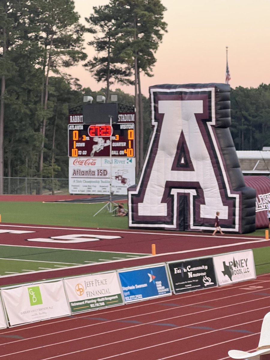 Peteherrera39's tweet photo. If you’ve never been to a small town East Texas High School Football game your missing out. #thsf #getyopopcorn https://t.co/KcEjEReDl6