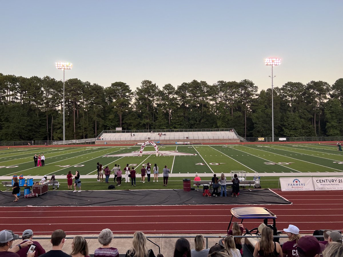 Peteherrera39's tweet photo. If you’ve never been to a small town East Texas High School Football game your missing out. #thsf #getyopopcorn https://t.co/KcEjEReDl6