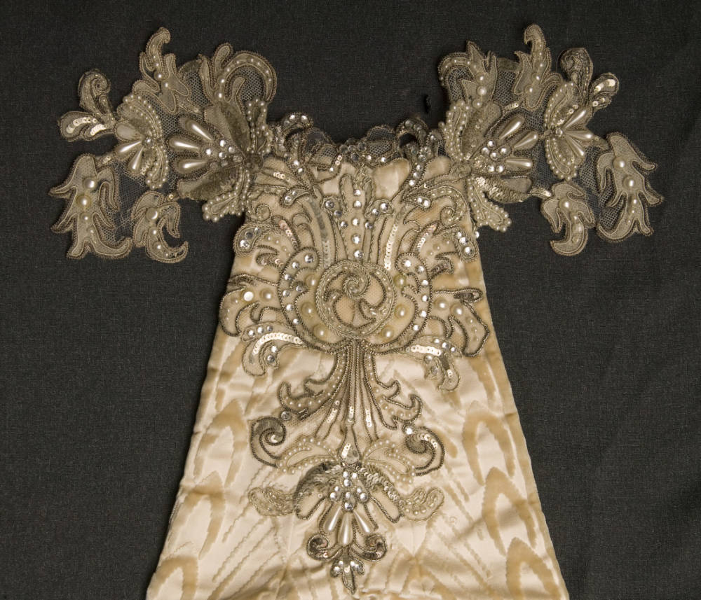 LaurenCDeutsch's tweet photo. For this week's #FridayFrills we have this 1892 Worth dress worn by Bertha Honore Palmer when she was presented at the Court of Saint James in London. Court dress was strict and the color, style, train length and style, and embellishments were predetermined. #Fashionhistory https://t.co/0lqrLJwJRY