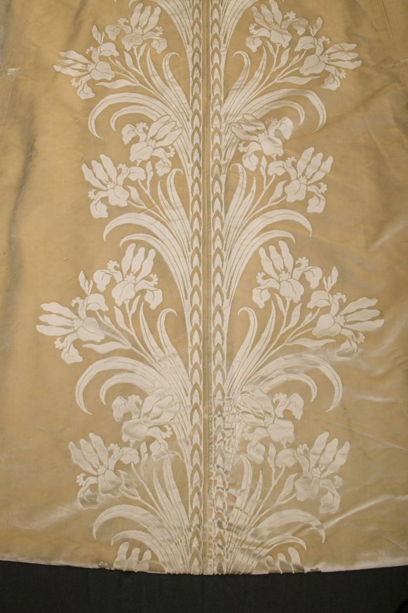 LaurenCDeutsch's tweet photo. For this week's #FridayFrills we have this 1892 Worth dress worn by Bertha Honore Palmer when she was presented at the Court of Saint James in London. Court dress was strict and the color, style, train length and style, and embellishments were predetermined. #Fashionhistory https://t.co/0lqrLJwJRY