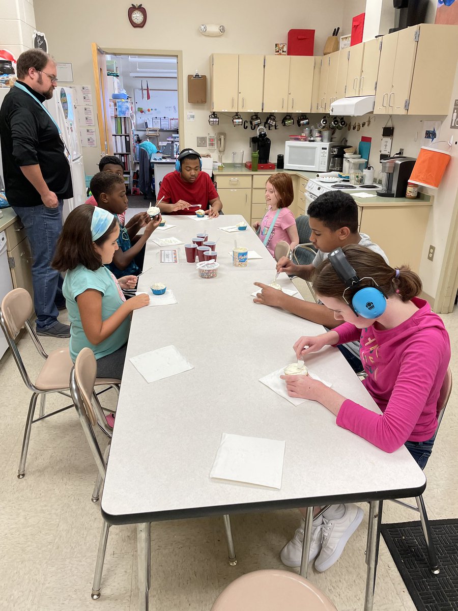 cspivey24's tweet photo. Functional Fridays in the Suite! #GoRMSRams @RolesvilleMS https://t.co/Cam7GBBvRT