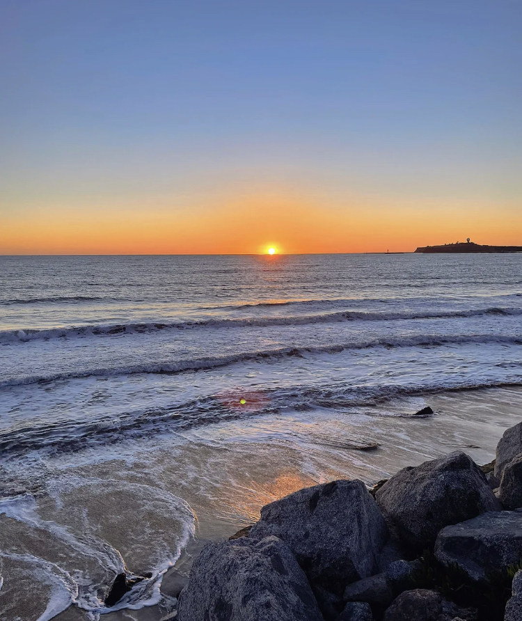 Agathabmce's tweet photo. There are few people and the scenery is beautiful, quietly listening to the waves, watching the sun sink to the sea level little by little😍😍😍 https://t.co/XAcMCUrzcF