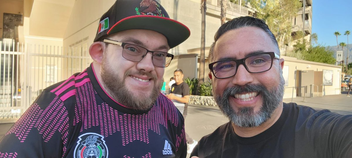 VillasPodcast's tweet photo. Look who @ZargentoT ran into!! 👀

It’s @ElDanMan86 🎉

Ready for tomorrow, mate? 😎 https://t.co/KS4k4QvXeq