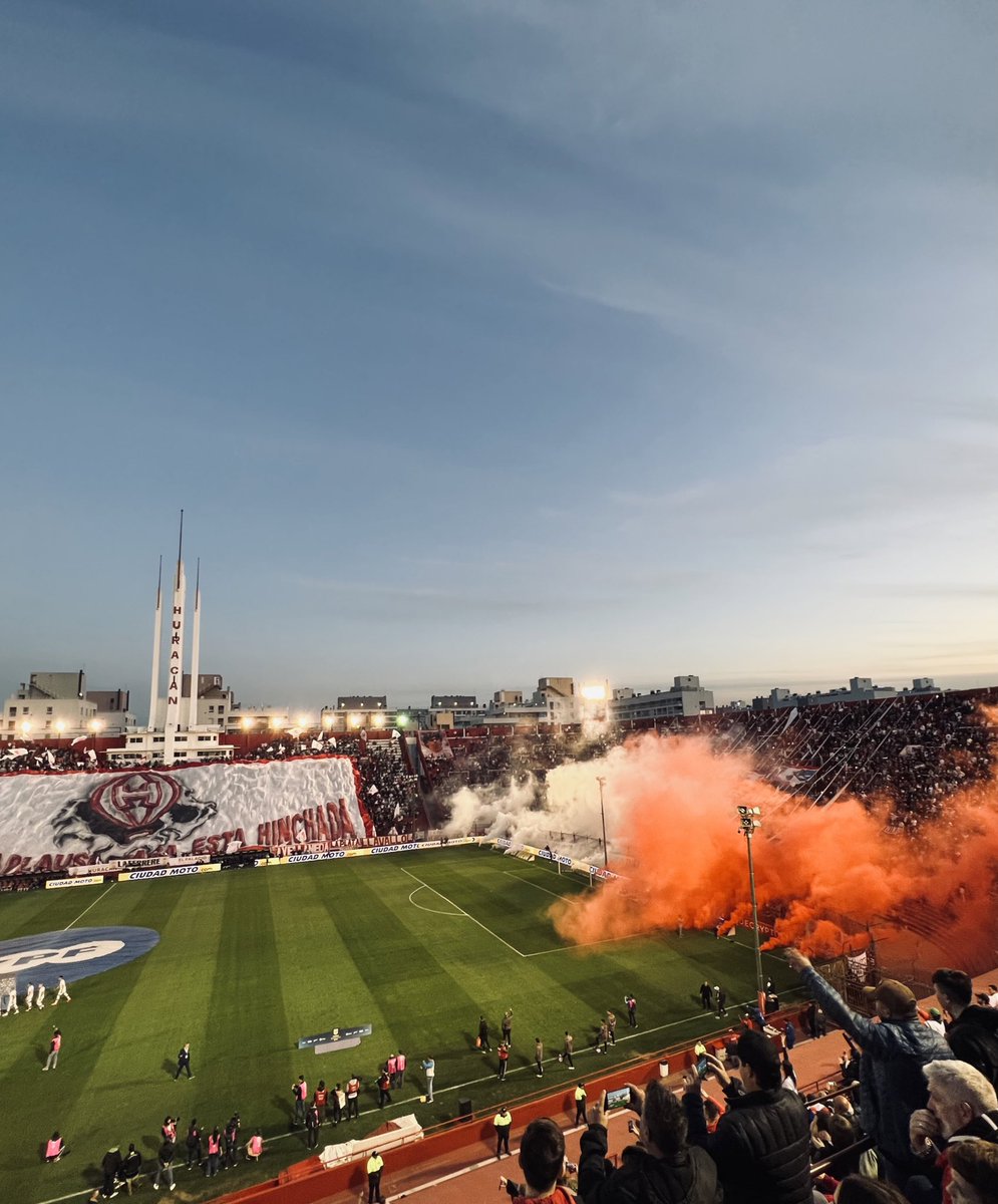 LocosPorHuracan's tweet photo. TODOS DE LA CABEZA, EN CANCHA DE HURACAN 🎈🎈 https://t.co/sdFRbpkCh3