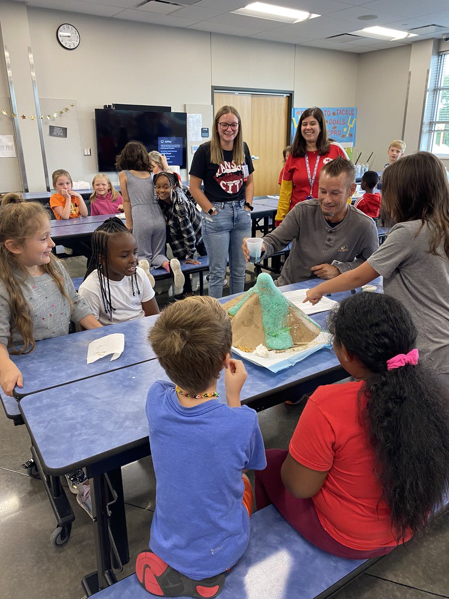 saraolson512's tweet photo. @BHKnights512 2nd graders are learning about volcanoes with the help of some amazing volunteers! #smsd #STEMeducation @BHmisscampbell @MrsLoeBH https://t.co/VugDO0tLXk