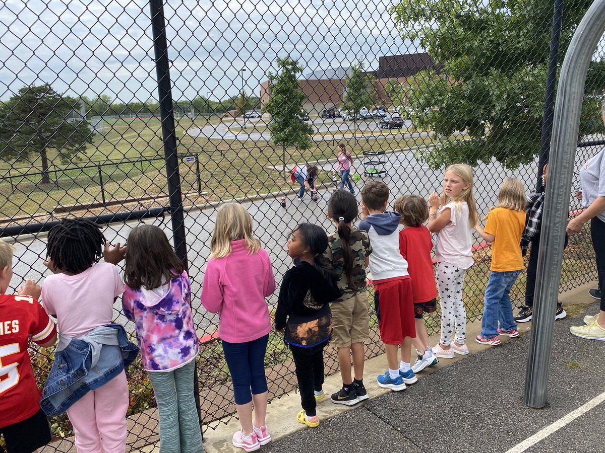 saraolson512's tweet photo. @BHKnights512 2nd graders are learning about volcanoes with the help of some amazing volunteers! #smsd #STEMeducation @BHmisscampbell @MrsLoeBH https://t.co/VugDO0tLXk