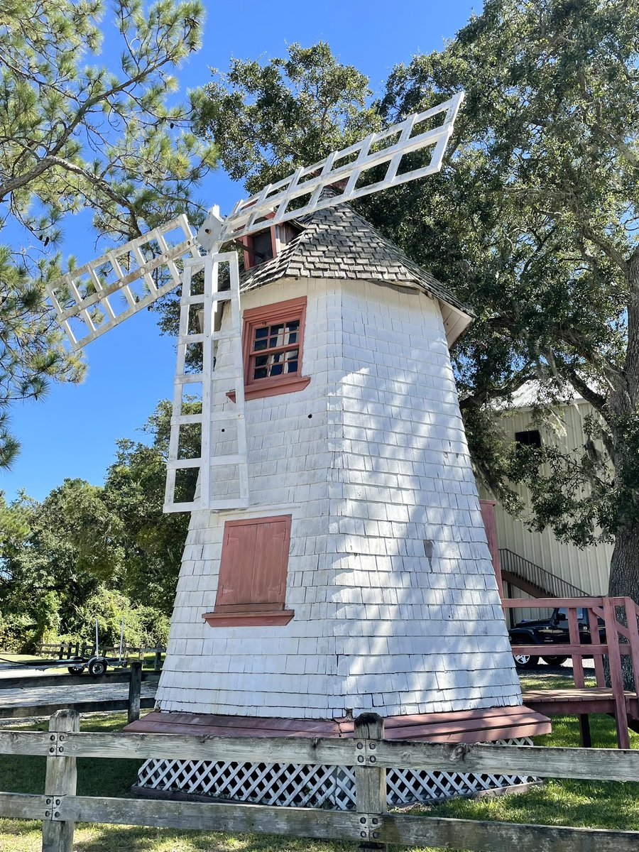 ChuckTownDaily's tweet photo. This may not be The Netherlands, but we have a windmill in Charleston #windmills #charlestonscene #charleston #chsrlestonsc https://t.co/0SleqIizfy
