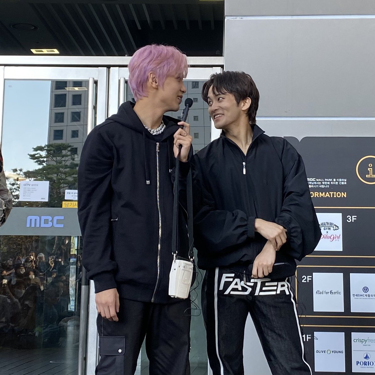 MARKHYUCKARCHIV's tweet photo. good morning to these two! https://t.co/2obD4gkiqQ