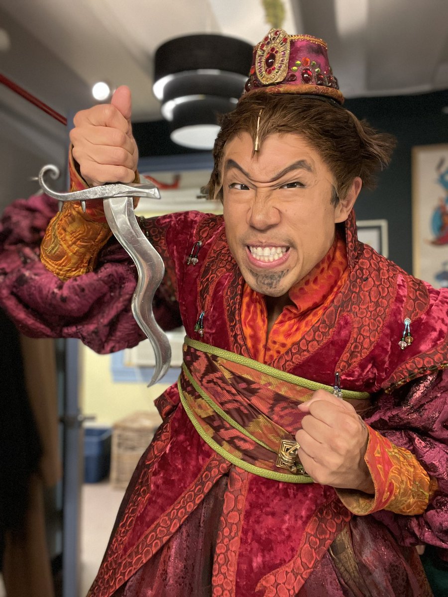 …and here’s’s Iago! First show back tonight! So excited to rejoin @aladdin and hoping to make the brilliant @DonDarrylRivera proud. Shoutout to this incredible company and crew for all the support. Catch me being evil until October 2! 🦜🧞‍♂️