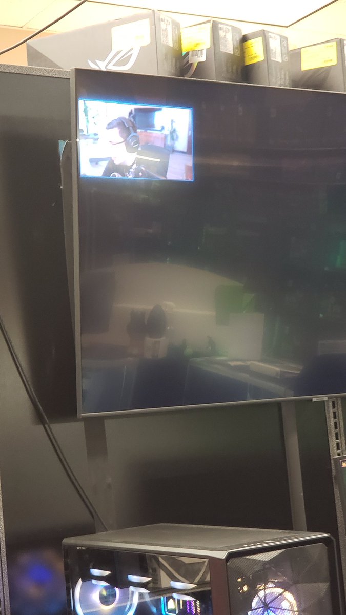 sansuru_'s tweet image. oh my god its shroud man at the microcenter