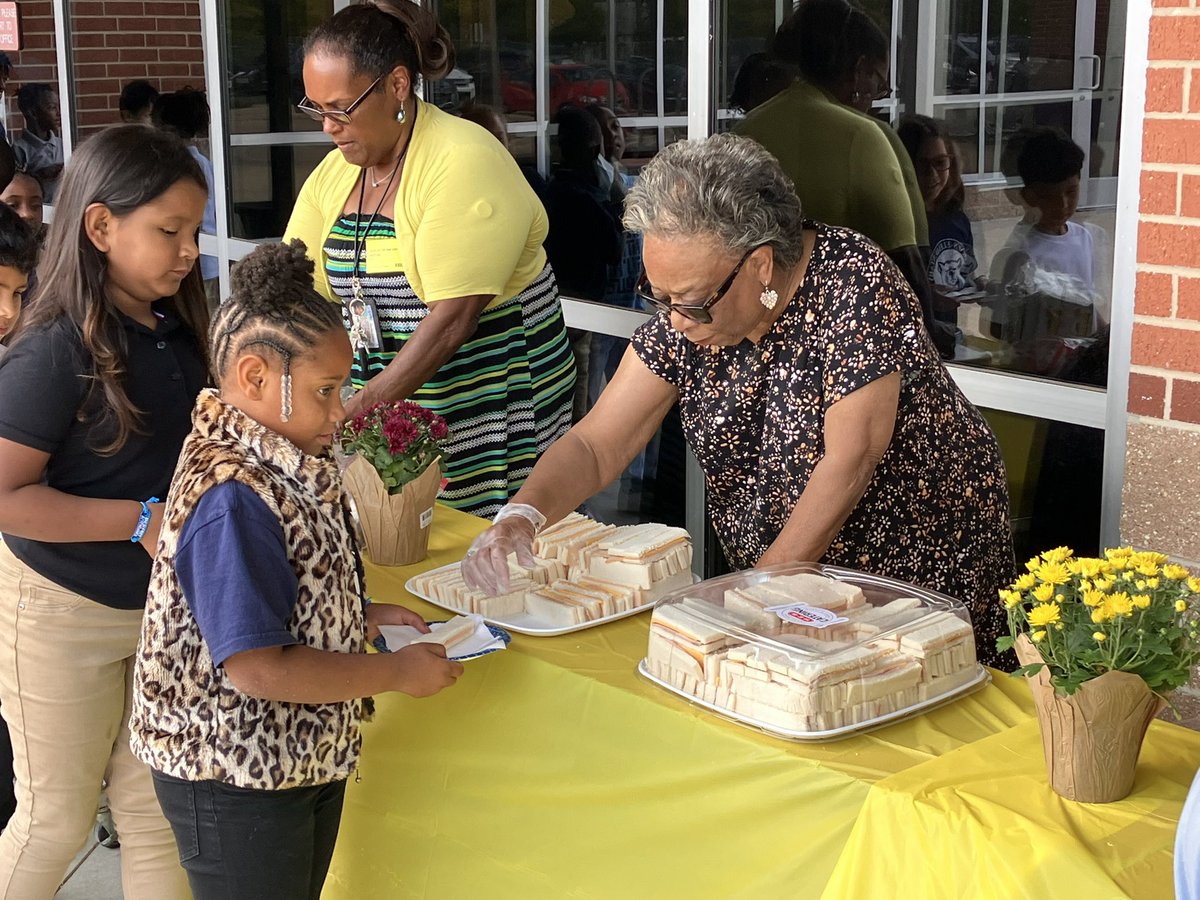 ScherrieJones's tweet photo. Celebrating our scholars at our Perfect Attendance Picnic. Thank you to our community partners for your support! #ExcellenceIsExpected @JHHines3 @TransformWaco @WacoISD https://t.co/B2xAg8yttT