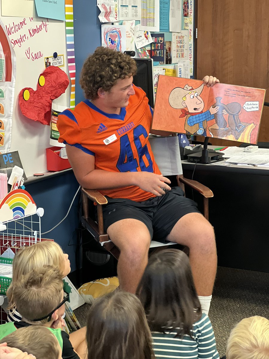 MrsSurawski's tweet photo. Grand Oaks football team did an amazing job reading to our first graders! @SnyderStallions https://t.co/63krRiHWnP