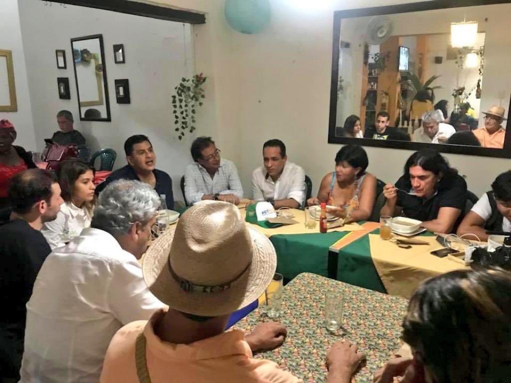 raficuellar's tweet photo. Por una foto similar destituyeron al entonces gobernador Abadía. Lo inhabilitaron 🤣🤣
Estos jamás se inhabilitan, siguen sacando y sacando.
Eso no es de inhabilidades, es de cárcel https://t.co/tE48AxFBXs