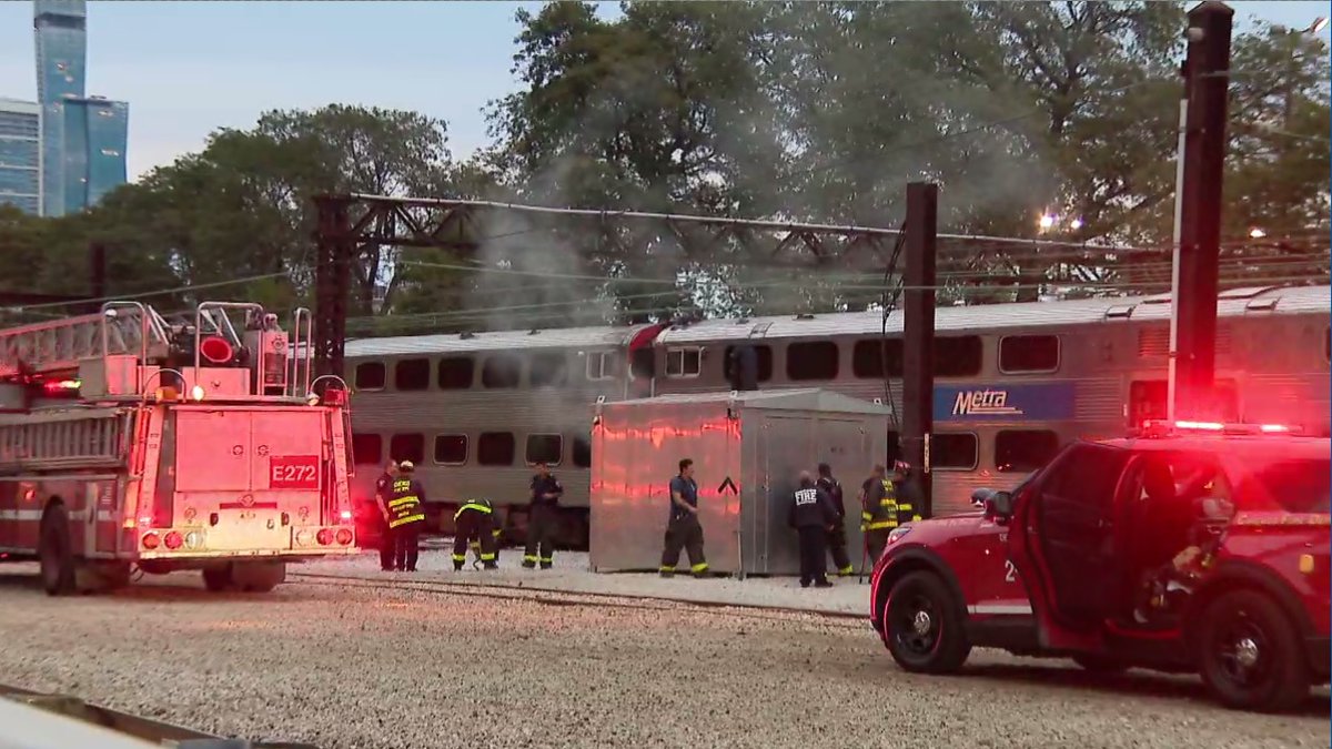 CBS2Greg's tweet image. SCENE - No injuries after Metra Electric train halted due to smoke from electrical fire.  Service is now resuming. @cbschicago