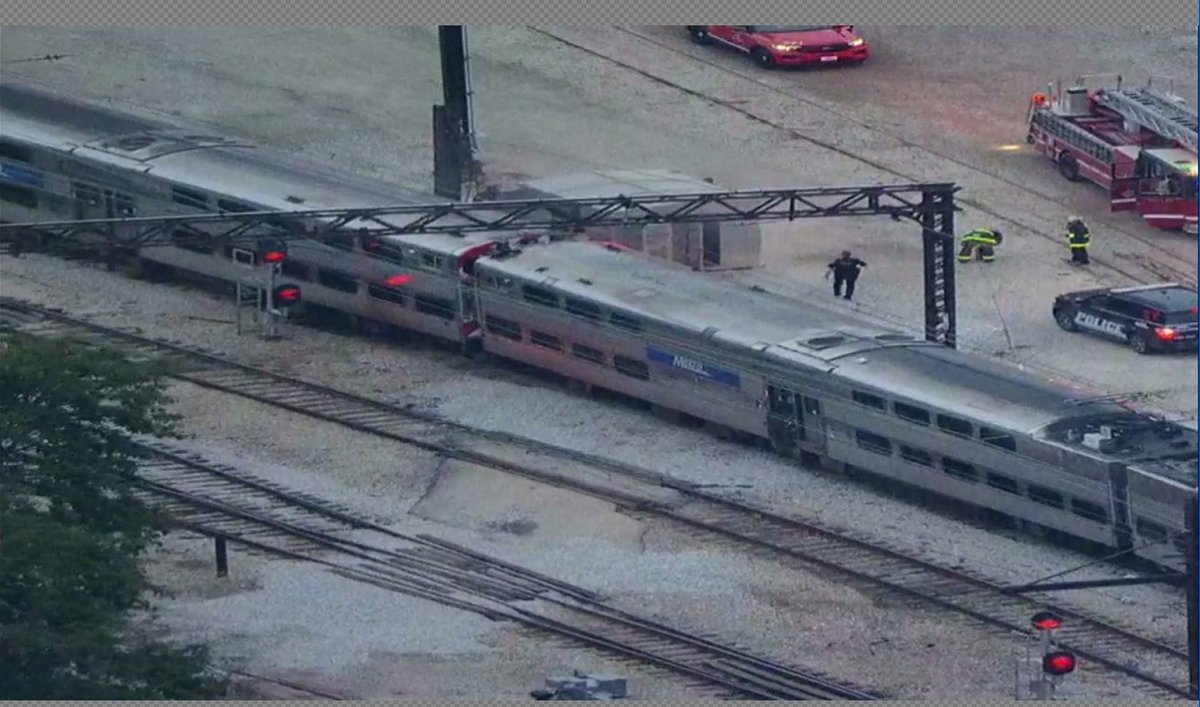 CBS2Greg's tweet image. SCENE - No injuries after Metra Electric train halted due to smoke from electrical fire.  Service is now resuming. @cbschicago