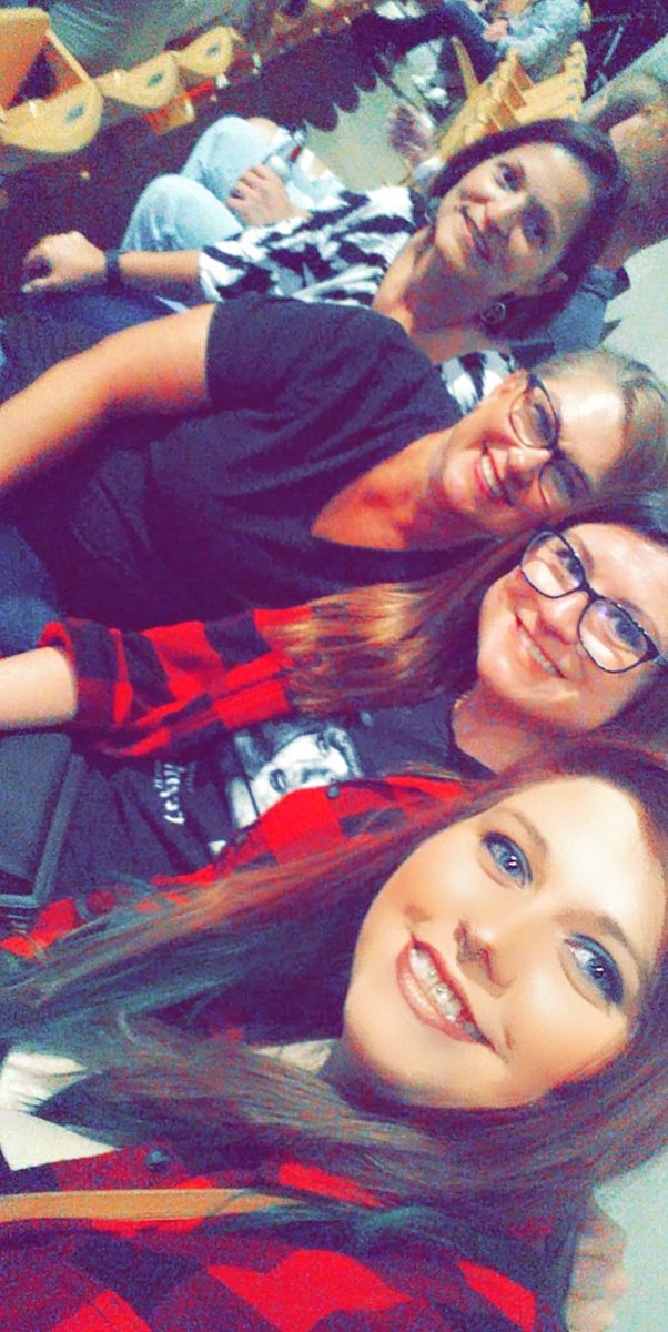 williams51889's tweet photo. Enjoyed the Thomas Rhett concert with these lovely ladies! https://t.co/svmJF91vax
