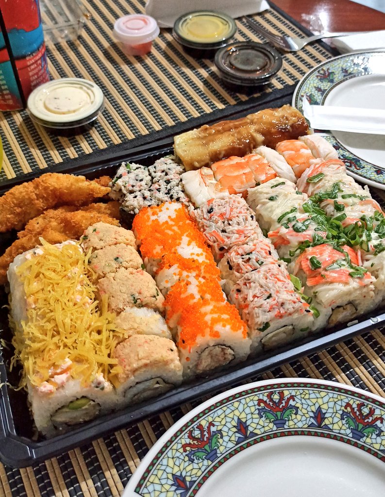 Todo esto por $15 y envío gratis! Solo en IG: sushi_express.ec 😍🍣 Geniales, variados y bien despachados.