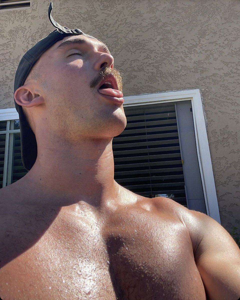 doublecakeduppp's tweet photo. getting some vitamin D during what is hopefully the last heatwave of the year. honestly what’re we still doing in LA? https://t.co/kUnXAYnFbY