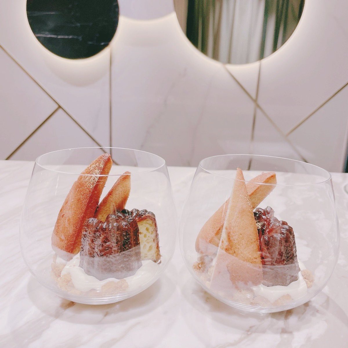 lapin_k_S's tweet image. Pattisseria PAROA 🫖🪞.॰

デザートコース目当てで行ったんだけどなくてフィナンシェとカヌレのグラスデザートセットに❕カヌレが絶品すぎた 🥲🤍店内も大理石でめちゃくちゃかわいい❕そして昨日はSNIDELのビッグカラープリントワンピースで双子しました^ ̳ᴗ ·̫ ᴗ ̳^🖤🎶#SNIDE