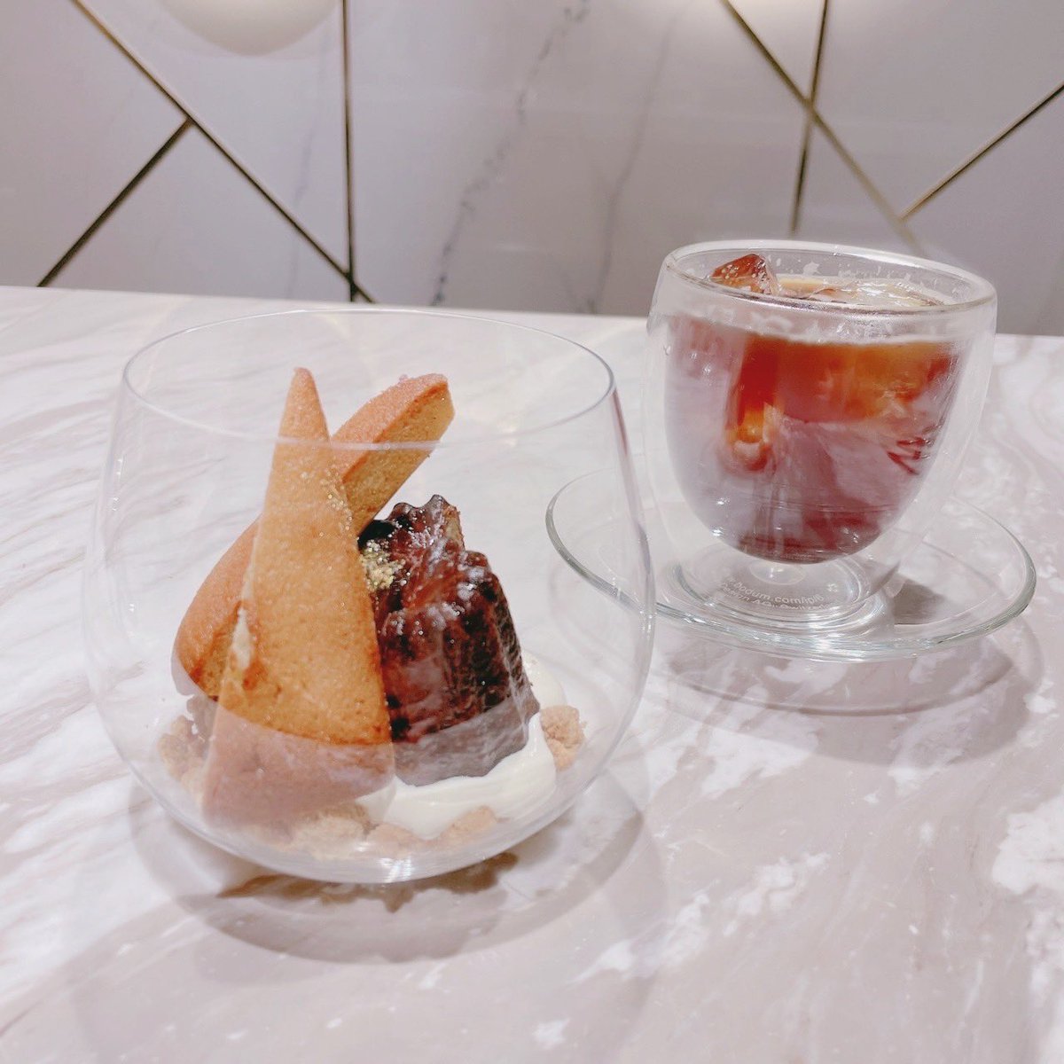 lapin_k_S's tweet image. Pattisseria PAROA 🫖🪞.॰

デザートコース目当てで行ったんだけどなくてフィナンシェとカヌレのグラスデザートセットに❕カヌレが絶品すぎた 🥲🤍店内も大理石でめちゃくちゃかわいい❕そして昨日はSNIDELのビッグカラープリントワンピースで双子しました^ ̳ᴗ ·̫ ᴗ ̳^🖤🎶#SNIDE