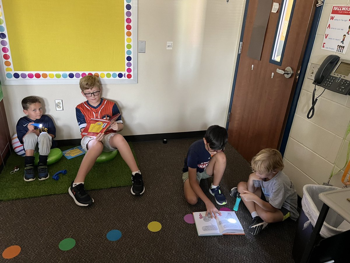 MrsSurawski's tweet photo. Ms. Montgomery’s amazing 4th graders teamed up with us to partner read for Read Across America team day! @SnyderStallions https://t.co/y6AawGLPS6