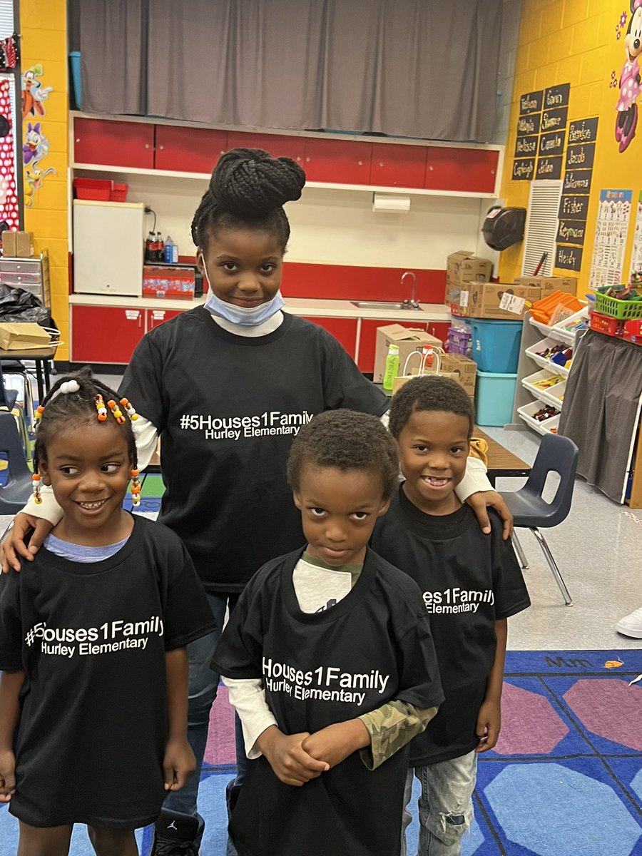 AbbeyBosley's tweet photo. More pictures of our kinder/4th crew!  Both groups are so excited to be able to match with their buddies! Love this crew so much @HurleyElem  @kellymhain  #buildingstudentleaders https://t.co/HR8dHggRs1