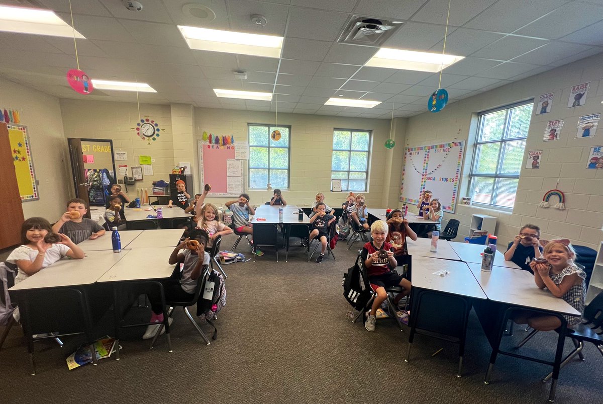 MrsSurawski's tweet photo. Donut Day was a fun Friday treat! They worked so hard for it @SnyderStallions https://t.co/Bi8ixCuTBV