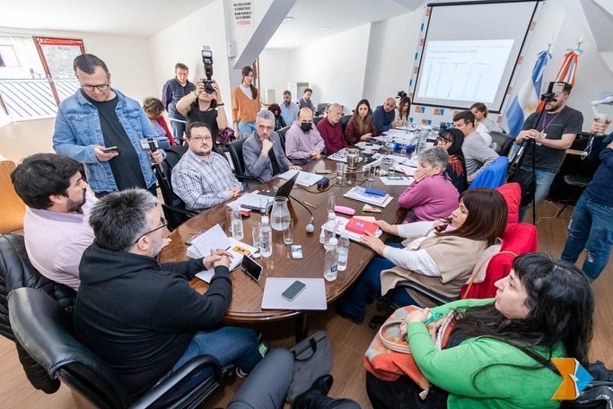laucolazo's tweet photo. Hoy en la Comisión de Legislación Gral. recibimos a la ministra de Educación de la Provincia y la Sec. de Ciencia y Tecnología.
Junto al Presidente e integrantes de la Caja de Jubilaciones, jubilados y Sutef continuamos analizando la modificación del régimen previsional docente . https://t.co/taWLQueajw
