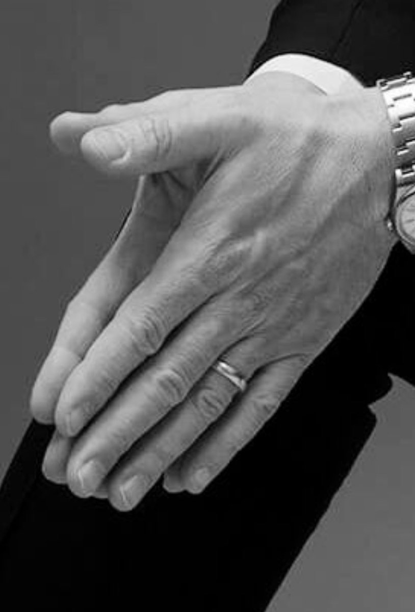 MacfadyenDaily's tweet photo. I know there are people out there that love his hands. I was going through pics on my phone and realized I had a small group of Matthew hand porn. Enjoy! 

#MatthewMacfadyen #LargeHands https://t.co/6o1vhFwa0H