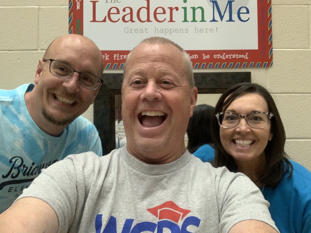 JohnSwack's tweet image. When a ⁦@NatcherElem⁩ employee visits the ⁦@BriarwoodES⁩ fall festival that sure are nice to you!! #funwashadbyall #sharpenthesaw