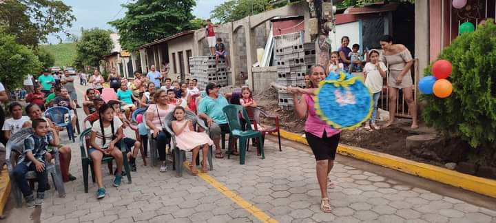 Alcaldía Municipal de Santa Rosa del Peñón junto a Pobladores del Barrio Máximo Jerez 👨‍👩‍👧‍👦🏘️Inauguran 118 metros lineales de calle Adoquinada🛣️ 🥳

❤️🖤 𝗖𝗮𝗹𝗹𝗲𝘀 𝗽𝗮𝗿𝗮 𝗲𝗹 𝗣𝘂𝗲𝗯𝗹𝗼 ❤️🖤

#Nicaragua
#PatriaBenditayLibre