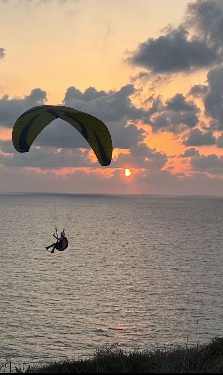 NatureAmazesMe's tweet photo. #AmazingSunsets #Sunset #Paragliding #Nature https://t.co/IfQkE3kqqz