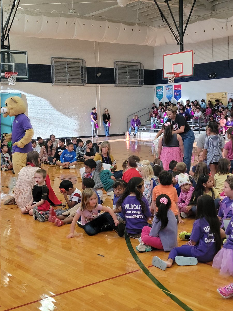Wildcats_Prin's tweet photo. DANAmazing Friday Recap Part 2:
Our purpose for our LIM Celebration today was for each class to tell us their mission statement for the year -creating the statements with key words that spark Unity: shared goals, being kind, showing respect! #hcpsnc #danalead22 https://t.co/Qc0EIYx3Pg