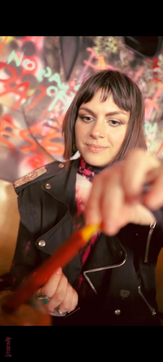 Só acho que o krewella deveria fazer um SITE BRASILEIRO, com preços BRASILEIROS, pra gente comprar as coisas. Tô quase arranjando um velho rico pra comprar os produtos delas, misericórdia. KREWELLA EU SOU POBRE