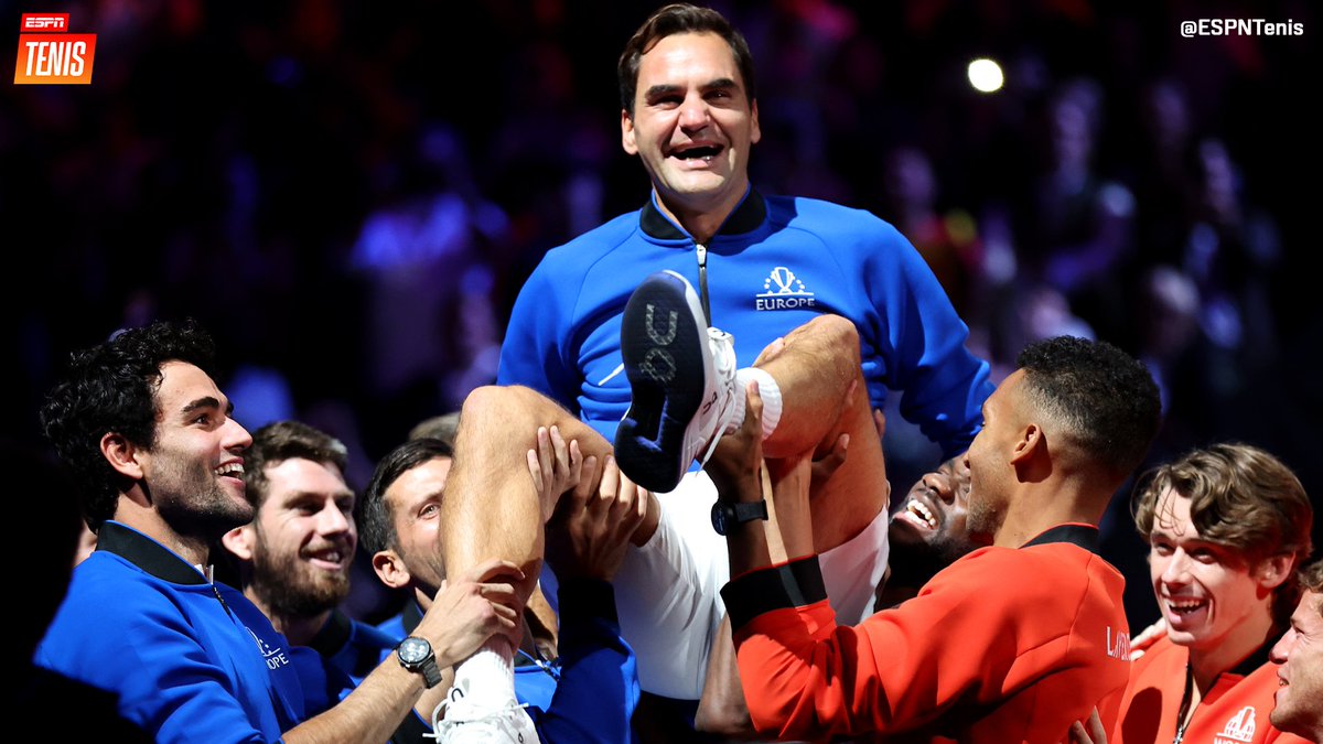 ESPNtenis's tweet photo. Qué mejor que el reconocimiento de tus colegas. ❤️

#HastaSiempreRoger #RogerFederer https://t.co/U00BkOc8sd